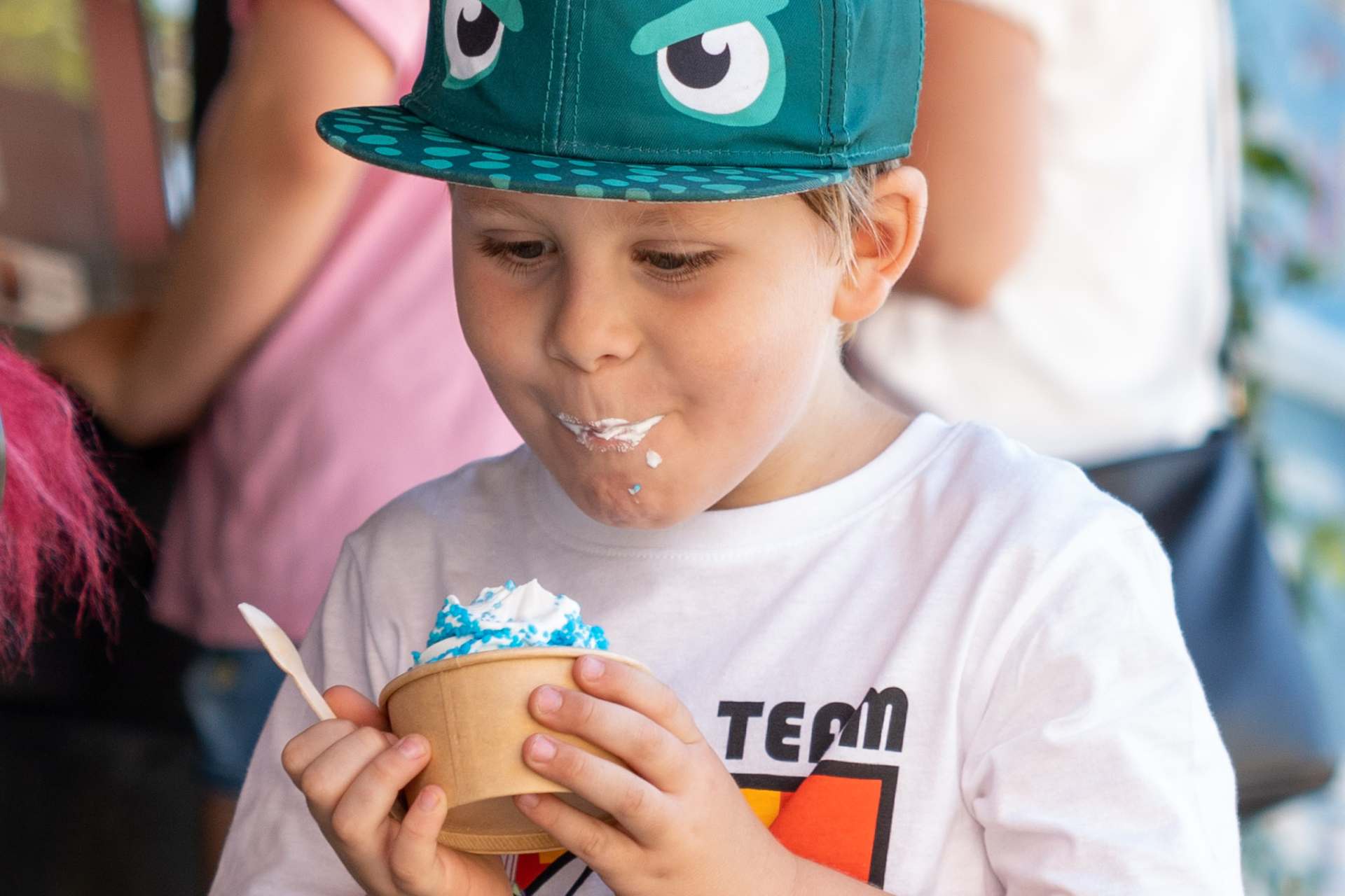 Pojke som äter glass