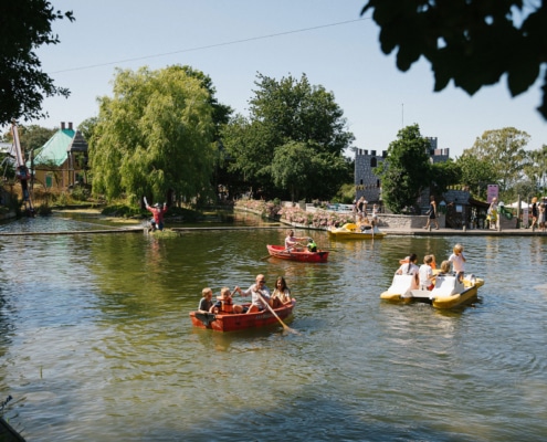 Tramp- och roddbåtar på Kneippbyn Sommarland Gotland