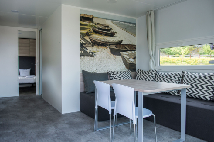 Köksbord i en stuga på Kneippbyn Resort Visby