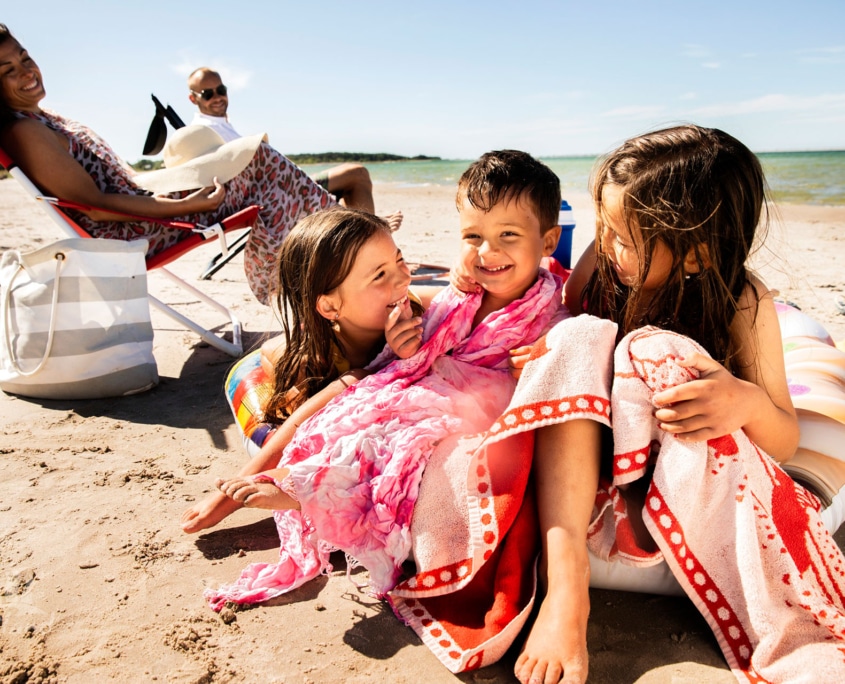 Familj på en av många stränder på Gotland
