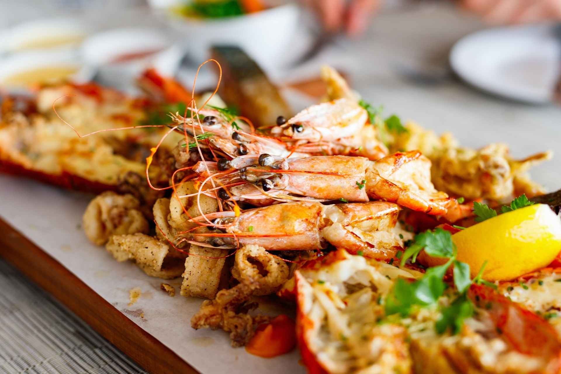 Restaurang i Visby. Här serverar vi något för alla! Pasta, färska räkor, säsongens grönsaker men även kött.